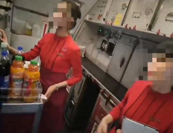 衡牛所 白金卡旅客要求摆餐遭拒后刁难乘务组，女空乘后续因被骚扰离职？川航回应